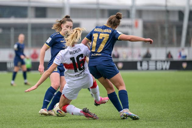 01.02.2026, Fußball, 2. Frauen-Bundesliga, 2025 2026, 15. Spieltag, VfB Stuttgart - SG 99 Andernach Leonie Krump (10 Andernach), Leonie Wäschenbach (17 Andernach) und Janina Hechler (16 VfB Stuttgart) im Duell.