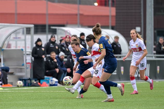 01.02.2026, Fußball, 2. Frauen-Bundesliga, 2025 2026, 15. Spieltag, VfB Stuttgart - SG 99 Andernach Leonie Wäschenbach (17 Andernach) und Yuka Hirano (19 VfB Stuttgart) im Duell um den Ball.