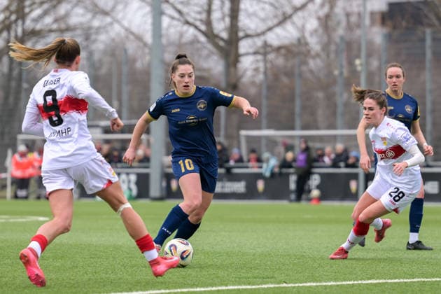 01.02.2026, Fußball, 2. Frauen-Bundesliga, 2025 2026, 15. Spieltag, VfB Stuttgart - SG 99 Andernach Leonie Krump (10 Andernach) dribbelt sich durch die Stuttgarter Abwehr.