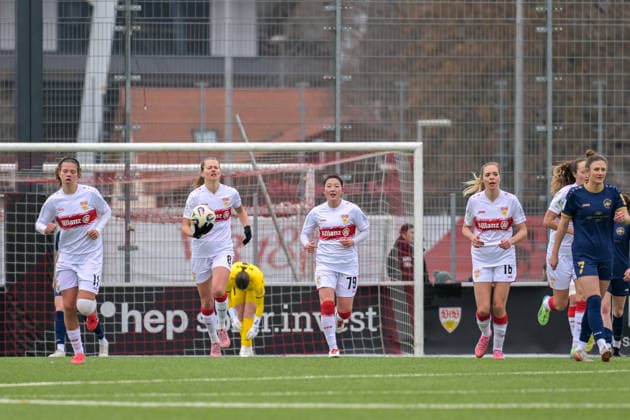 01.02.2026, Fußball, 2. Frauen-Bundesliga, 2025 2026, 15. Spieltag, VfB Stuttgart - SG 99 Andernach Rosa Rückert (11 VfB Stuttgart), Maxi Rall (8 VfB Stuttgart), Haruka Osawa (79 VfB Stuttgart) und Janina Hechler (16 VfB Stuttgart) nach dem 3:3 Ausgleichstreffer.