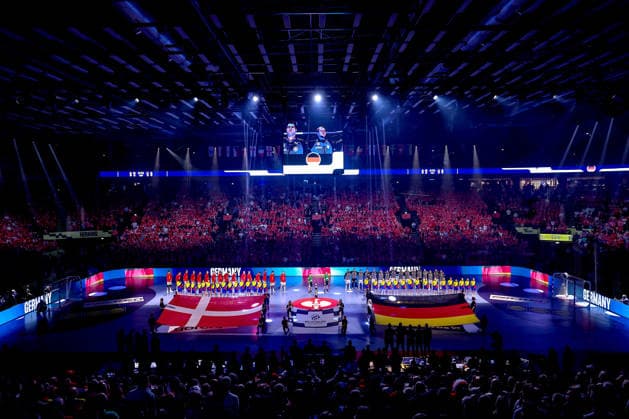 01.02.2026, Handball, Men s EHF EURO 2026, Deutschland - Dänemark, Jyske Bank Boxen in Herning, Final: Das deutsche und dänische Team steht bei der Nationalhymne Arm in Arm zusammen. Dänemark