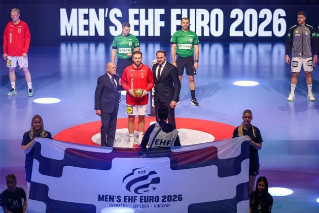 01.02.2026, Handball, Men s EHF EURO 2026, Deutschland - Dänemark, Jyske Bank Boxen in Herning: Simon Bogetoft Pytlick (Denmark 43) Ehrung Auszeichnung All Star Team der Euro2026 Dänemark