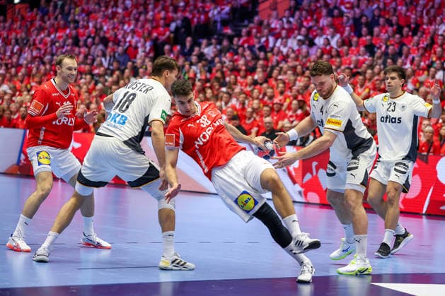 01.02.2026, Handball, Men s EHF EURO 2026, Deutschland - Dänemark, Jyske Bank Boxen in Herning, Final: Mads Hoxer Hangaard (Denmark 38) im Zweikampf gegen Julian Köster (Germany 18) Johannes Golla (Germany 04) Renars Uscins (Germany 23) Dänemark