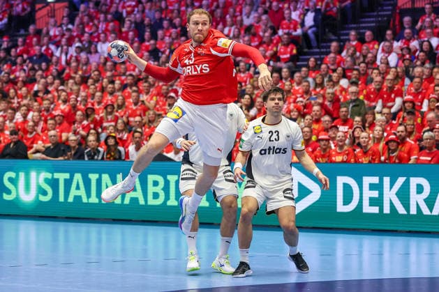 01.02.2026, Handball, Men s EHF EURO 2026, Deutschland - Dänemark, Jyske Bank Boxen in Herning, Final: Simon Bogetoft Pytlick (Denmark 43) wirft den Ball auf das Tor Dänemark