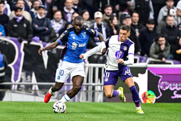 FOOTBALL : Toulouse vs Auxerre - 20eme Journee de Ligue1 McDonald S - Toulouse - 01 02 2026 Lassine Sinayoko (aja) vs Manuel Hidalgo (tfc) Toulouse  Copyright: xThierryxBretonx