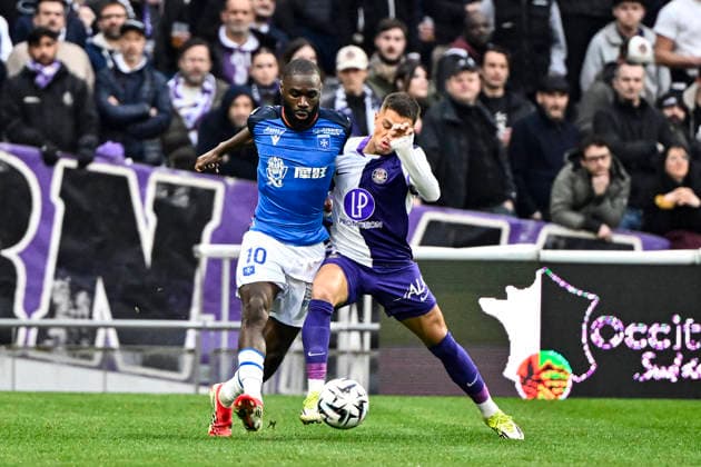 FOOTBALL : Toulouse vs Auxerre - 20eme Journee de Ligue1 McDonald S - Toulouse - 01 02 2026 Lassine Sinayoko (aja) vs Manuel Hidalgo (tfc) Toulouse  Copyright: xThierryxBretonx
