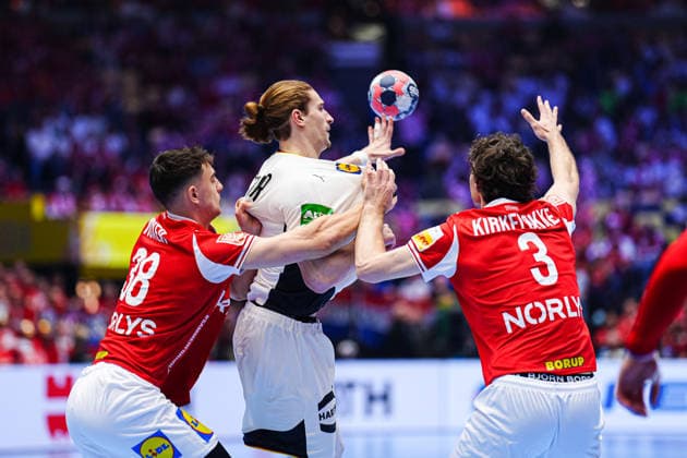 Mads Hoxer (Daenemark, 38), Juri Knorr (Deutschland, 15), Niclas Kirkeloekke (Daenemark, 03) DEN, Daenemark vs. Deutschland, Handball, EHF Europameisterschaft 2026, Finale, 01.02.2026 DEN, Daenemark vs. Deutschland, Handball, EHF Europameisterschaft 2026, Finale, 01.02.2026 Herning *** Mads Hoxer Denmark, 38 , Juri Knorr Germany, 15 , Niclas Kirkeloekke Denmark, 03 DEN, Denmark vs Germany, Handball, EHF European Championship 2026, Final, 01 02 2026 DEN, Denmark vs Germany, Handball, EHF European Championship 2026, Final, 01 02 2026 Herning Copyright: xEibner-Pressefoto MarcelxvonxFehrnx EP_MFN