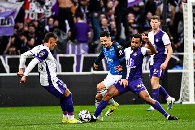 FOOTBALL : Toulouse vs Auxerre - 20eme Journee de Ligue1 McDonald S - Toulouse - 01 02 2026 Romain Favre (aja) vs Cristian Casseres (tfc) Toulouse  Copyright: xThierryxBretonx