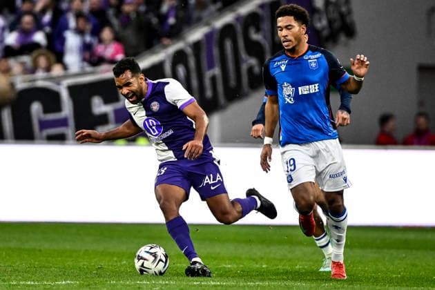 FOOTBALL : Toulouse vs Auxerre - 20eme Journee de Ligue1 McDonald S - Toulouse - 01 02 2026 Cristian Casseres (tfc) vs Daniel Loader (aja) Toulouse  Copyright: xThierryxBretonx