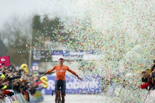 HULST - Cyclist Mathieu van der Poel celebrates his victory at the Cyclocross World Championships in Hulst, Zeeland. IRIS VAN DEN BROEK ANP xVIxANPxSportx xxANPxIVx 549345855 originalFilename: 549345855.jpg