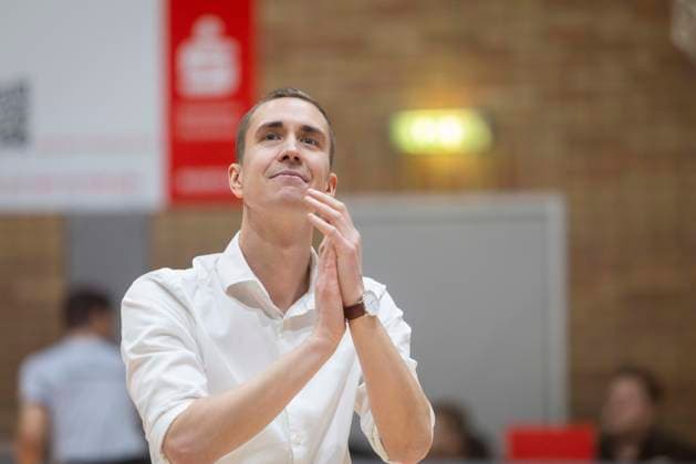 Headcoach Jesper Sundberg (TK Hannover) zufrieden nach dem Auswärtssieg - GiroLive Panthers Osnabrück 57:71 TK Hannover Luchse - 1. DBBL 17. Spieltag GiroLive Panthers Osnabrück gegen TK Hannover Luchse