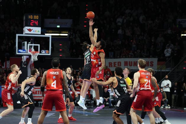 Tip-Off, David McCormack (FC Bayern Basketball, 33) mit Alec Anigbata (ratiopharm Ulm, 21), GER, FC Bayern Basketball vs. ratiopharm Ulm, Basketball, easycredit Basketball Bundesliga, 18. Spieltag, Saison 2025 2026, 01.02.2026, GER, FC Bayern Basketball vs. ratiopharm Ulm, Basketball, easycredit Basketball Bundesliga, 18. Spieltag, Saison 2025 2026, 01.02.2026 Muenchen Copyright: xEibner-Pressefoto JennixMaulx EP_JML