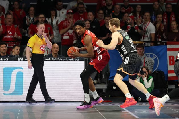 David McCormack (FC Bayern Basketball, 33) mit Christinan Sengfelder (ratiopharm Ulm, 43), GER, FC Bayern Basketball vs. ratiopharm Ulm, Basketball, easycredit Basketball Bundesliga, 18. Spieltag, Saison 2025 2026, 01.02.2026, GER, FC Bayern Basketball vs. ratiopharm Ulm, Basketball, easycredit Basketball Bundesliga, 18. Spieltag, Saison 2025 2026, 01.02.2026 Muenchen Copyright: xEibner-Pressefoto JennixMaulx EP_JML