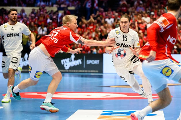 Herning: Handball EM 2026 - Finale - Daenemark - Deutschland Daenemarks Magnus Saugstrup Jensen, Juri Knorr (Deutschland) Herning Jyske Bank Boxen Daenemark