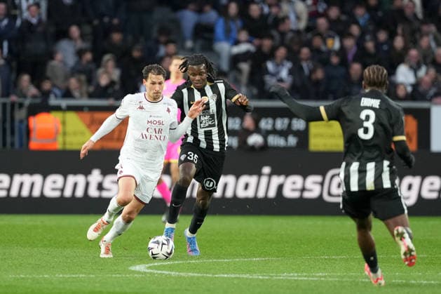 Angers SCO v FC Metz - Ligue 1 McDonald s 2025 2026 21 Benjamin STAMBOULI (fcm) - 35 Prosper PETER (sco) during the Ligue 1 McDonald s match between Angers and Metz at Stade Raymond Kopa on February 1, 2026 in Angers, France. Angers France  Copyright: xFEPx 776348273