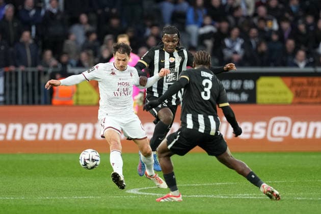 Angers SCO v FC Metz - Ligue 1 McDonald s 2025 2026 21 Benjamin STAMBOULI (fcm) - 35 Prosper PETER (sco) during the Ligue 1 McDonald s match between Angers and Metz at Stade Raymond Kopa on February 1, 2026 in Angers, France. Angers France  Copyright: xFEPx 776348273