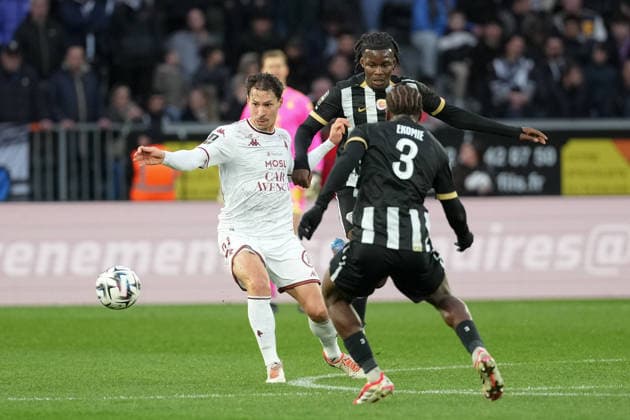 Angers SCO v FC Metz - Ligue 1 McDonald s 2025 2026 21 Benjamin STAMBOULI (fcm) - 35 Prosper PETER (sco) during the Ligue 1 McDonald s match between Angers and Metz at Stade Raymond Kopa on February 1, 2026 in Angers, France. Angers France  Copyright: xFEPx 776348273