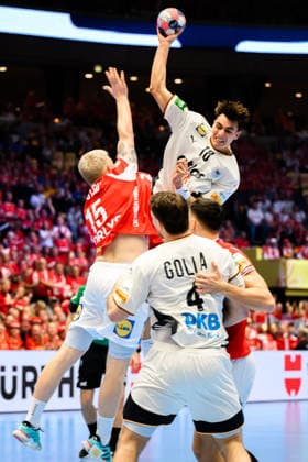 Herning: Handball EM 2026 - Finale - Daenemark - Deutschland Daenemarks Magnus Saugstrup Jensen, Julian Köster Koester (Deutschland), Johannes Golla (Deutschland) Herning Jyske Bank Boxen Daenemark