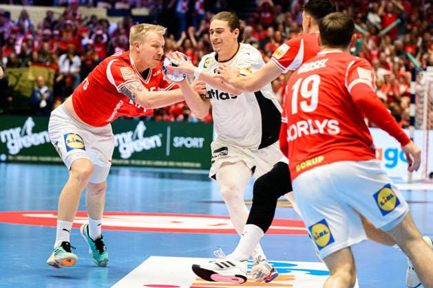 Herning: Handball EM 2026 - Finale - Daenemark - Deutschland v. li. im Zweikampf Daenemarks Magnus Saugstrup Jensen und Juri Knorr (Deutschland) Herning Jyske Bank Boxen Daenemark