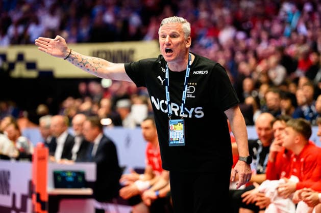Herning: Handball EM 2026 - Finale - Daenemark - Deutschland Daenemarks Trainer Nikolaj Jacobsen Gestik Geste gestikuliert Herning Jyske Bank Boxen Daenemark *** Herning Handball EM 2026 Final Denmark Germany Denmarks coach Nikolaj Jacobsen gestures gestures gestures Herning Jyske Bank Boxing Denmark