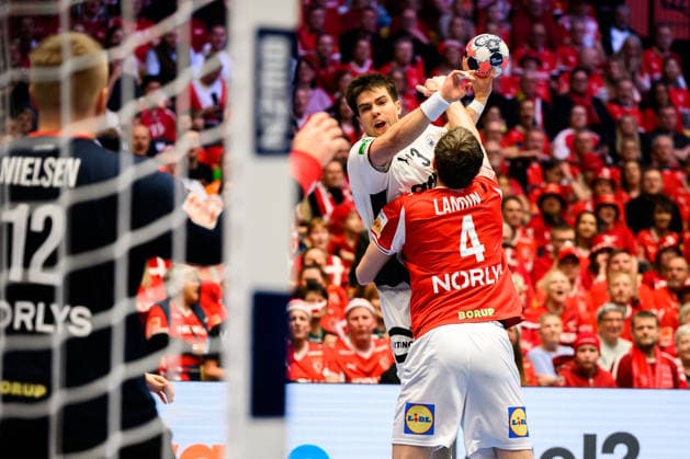 Herning: Handball EM 2026 - Finale - Daenemark - Deutschland v.li. Daenemarks Torhueter Emil Nielsen, Renars Uscins (Deutschland), Daenemarks Magnus Landin Herning Jyske Bank Boxen Daenemark