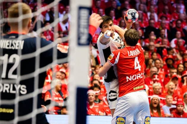 Herning: Handball EM 2026 - Finale - Daenemark - Deutschland v.li. Daenemarks Torhueter Emil Nielsen, Renars Uscins (Deutschland), Daenemarks Magnus Landin Herning Jyske Bank Boxen Daenemark