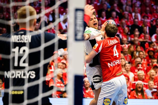 Herning: Handball EM 2026 - Finale - Daenemark - Deutschland v.li. Daenemarks Torhueter Emil Nielsen, Renars Uscins (Deutschland), Daenemarks Magnus Landin Herning Jyske Bank Boxen Daenemark