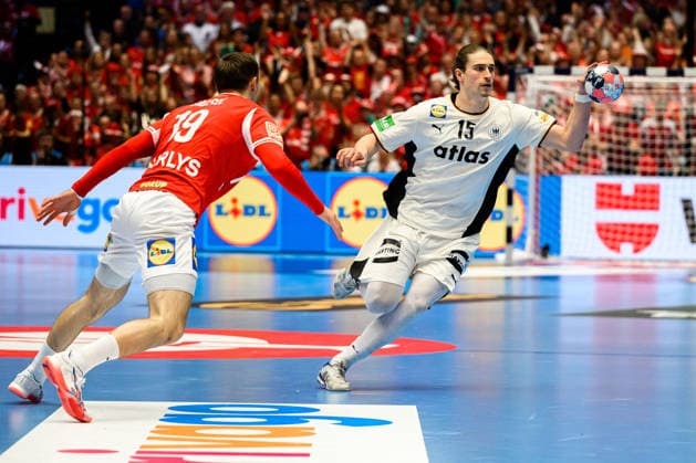 Herning: Handball EM 2026 - Finale - Daenemark - Deutschland v.li. Daenemarks Mathias Gidsel, Juri Knorr (Deutschland) Herning Jyske Bank Boxen Daenemark