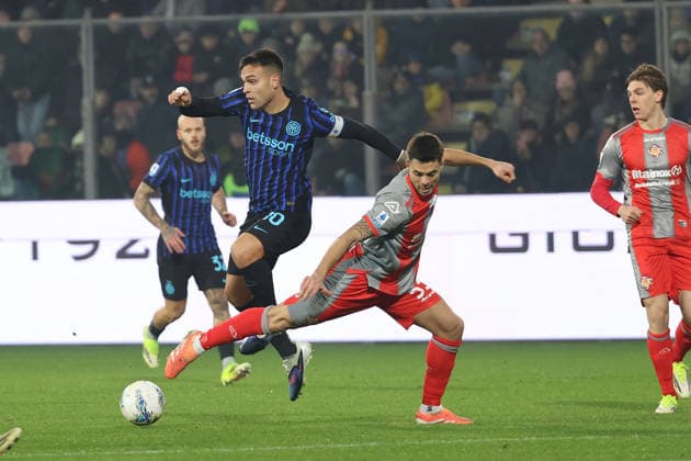 Inter s Lautaro Martinez and Cremonese s Alberto Grassi during the Serie A soccer match between Cremonese and Inter at the Giovanni Zini Stadium in Cremona Italy - 1 February 2026. - Soccer .  Copyright: xAlbertoxMariani LaPressex