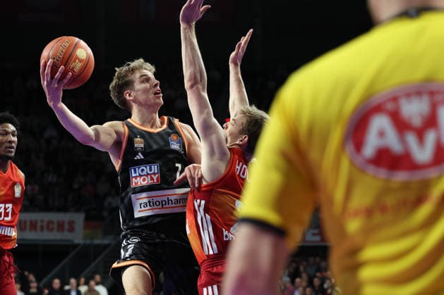 Tobias Jensen (ratiopharm Ulm, 07) mit Justuz Hollatz (FC Bayern Basketball, 21), GER, FC Bayern Basketball vs. ratiopharm Ulm, Basketball, easycredit Basketball Bundesliga, 18. Spieltag, Saison 2025 2026, 01.02.2026, GER, FC Bayern Basketball vs. ratiopharm Ulm, Basketball, easycredit Basketball Bundesliga, 18. Spieltag, Saison 2025 2026, 01.02.2026 Muenchen Copyright: xEibner-Pressefoto JennixMaulx EP_JML