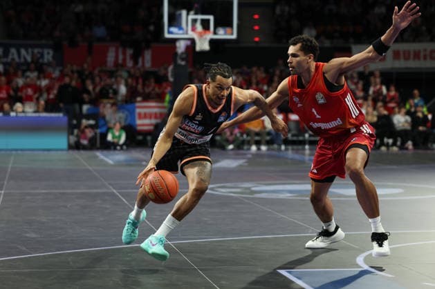 Nelson Weidemann (ratiopharm Ulm, 00) mit Oscar da Silva (FC Bayern Basketball, 01), GER, FC Bayern Basketball vs. ratiopharm Ulm, Basketball, easycredit Basketball Bundesliga, 18. Spieltag, Saison 2025 2026, 01.02.2026, GER, FC Bayern Basketball vs. ratiopharm Ulm, Basketball, easycredit Basketball Bundesliga, 18. Spieltag, Saison 2025 2026, 01.02.2026 Muenchen Copyright: xEibner-Pressefoto JennixMaulx EP_JML