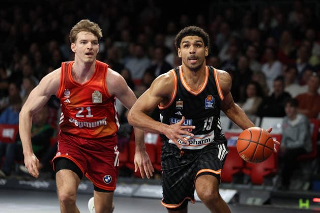 Mark Smith (ratiopharm Ulm, 13) mit Justuz Hollatz (FC Bayern Basketball, 21), GER, FC Bayern Basketball vs. ratiopharm Ulm, Basketball, easycredit Basketball Bundesliga, 18. Spieltag, Saison 2025 2026, 01.02.2026, GER, FC Bayern Basketball vs. ratiopharm Ulm, Basketball, easycredit Basketball Bundesliga, 18. Spieltag, Saison 2025 2026, 01.02.2026 Muenchen Copyright: xEibner-Pressefoto JennixMaulx EP_JML