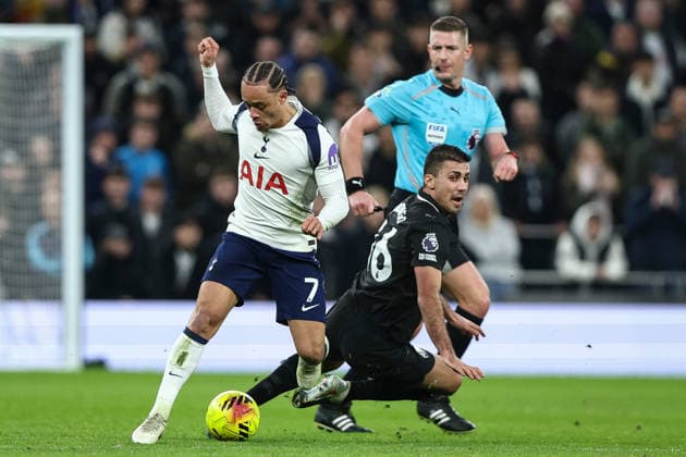 Tottenham Hotspur v Manchester City, Premier League Xavi Simons of Tottenham Hotspur breaks past Rodri of Manchester City during the Tottenham Hotspur v Manchester City Premier League match at the Tottenham Hotspur Stadium, London, England on 1 February 2026 Credit: Ian Stephen Every Second Media Editorial use only. All images are copyright Every Second Media Limited. No images may be reproduced without prior permission. All rights reserved. Premier League and Football League images are subject to licensing agreements with Football DataCo Limited. see https: www.football-dataco.com Copyright: xIMAGO EveryxSecondxMediax ESM-1780-0030 IanxStephenx xEveryxSecondxMediax