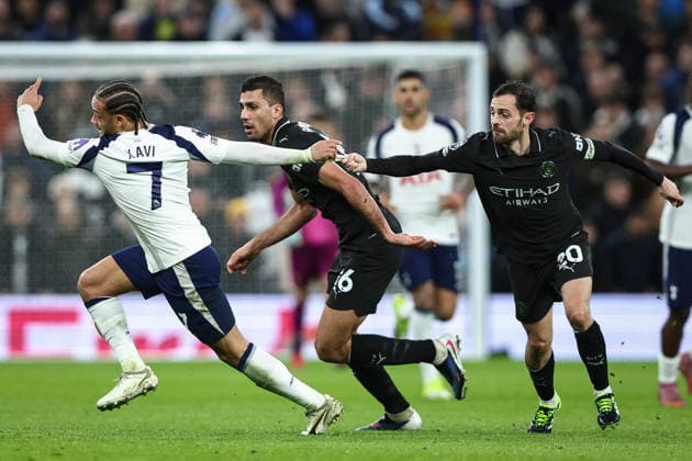 Tottenham Hotspur v Manchester City, Premier League Bernardo Silva of Manchester City clings onto the shirt of Xavi Simons of Tottenham Hotspur during the Tottenham Hotspur v Manchester City Premier League match at the Tottenham Hotspur Stadium, London, England on 1 February 2026 Credit: Ian Stephen Every Second Media Editorial use only. All images are copyright Every Second Media Limited. No images may be reproduced without prior permission. All rights reserved. Premier League and Football League images are subject to licensing agreements with Football DataCo Limited. see https: www.football-dataco.com Copyright: xIMAGO EveryxSecondxMediax ESM-1780-0031 IanxStephenx xEveryxSecondxMediax