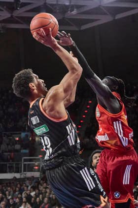 Deutsche Basketball Bundesliga (BBL), FC Bayern München Basketball vs RATIOPHARM ULM, München FC Bayern Basketball, ulm ratiopharm, 2026-02-01 in München (SAP Garden) SMITH Mark (RATIOPHARM ULM Shooting Guard (SG) Nr13-ULM13), GABRIEL Wenyen (FC Bayern Basketball Center (C) Nr32-FCBB32) sportworld München SAP Garden Bayern Deutschland