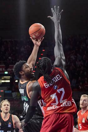 Deutsche Basketball Bundesliga (BBL), FC Bayern München Basketball vs RATIOPHARM ULM, München FC Bayern Basketball, ulm ratiopharm, 2026-02-01 in München (SAP Garden) OSBORNE Malik (RATIOPHARM ULM Center (C) Nr10-ULM10), GABRIEL Wenyen (FC Bayern Basketball Center (C) Nr32-FCBB32) sportworld München SAP Garden Bayern Deutschland
