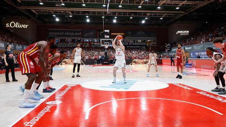 v. l. n. r.: Moritz Krimmer (Bamberg Baskets, 27) beim Freiwurf. 01.02.2026, Basketball, BBL, Fitness First Wuerzburg Baskets vs. BMA365 Bamberg Baskets, GER, Wuerzburg, Tectake Arena. Copyright: HMBxMedia xHeikoxBecker