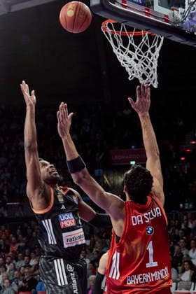 Deutsche Basketball Bundesliga (BBL), FC Bayern München Basketball vs RATIOPHARM ULM, München FC Bayern Basketball, ulm ratiopharm, 2026-02-01 in München (SAP Garden) SIMON Justin (RATIOPHARM ULM Small Forward (SF) Nr15-ULM15), DA SILVA Oscar (FC Bayern Basketball Power Forward (PF) Nr1-FCBB1) sportworld München SAP Garden Bayern Deutschland