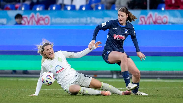 v.li.: Medina Desic (Werder, 9), Lisa Doorn (TSG, 14), Zweikampf, Spielszene, Duell, duel, tackle, tackling, Dynamik, Action, Aktion, 01.02.2026, Sinsheim (Hoffenheim) (Deutschland), Fussball, Google Pixel Frauen-Bundesliga, TSG 1899 Hoffenheim - SV Werder Bremen, DFB DFL REGULATIONS PROHIBIT ANY USE OF PHOTOGRAPHS AS IMAGE SEQUENCES AND OR QUASI-VIDEO.