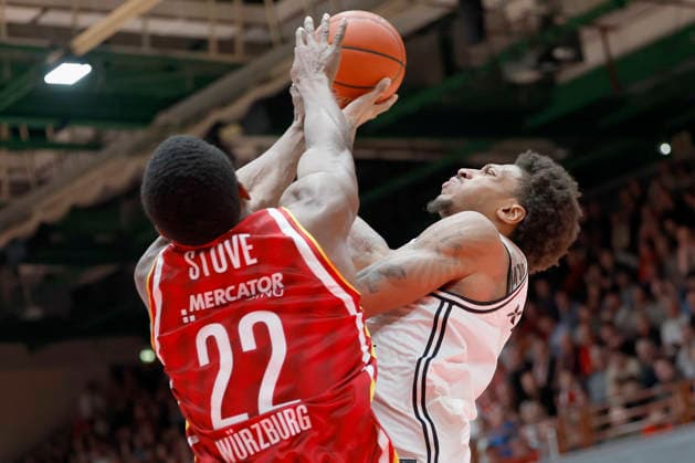 v. l. n. r.: Johnathan Stove (Fitness First Wuerzburg Baskets, 22) and Demarcus Marquette Demonia (Bamberg Baskets, 8). 01.02.2026, Basketball, BBL, Fitness First Wuerzburg Baskets vs. BMA365 Bamberg Baskets, GER, Wuerzburg, Tectake Arena. Copyright: HMBxMedia xHeikoxBecker