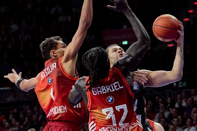 Deutsche Basketball Bundesliga (BBL), FC Bayern München Basketball vs RATIOPHARM ULM, München FC Bayern Basketball, ulm ratiopharm, 2026-02-01 in München (SAP Garden) LEDLUM Christopher (RATIOPHARM ULM Power Forward (PF) Nr4-ULM4), GABRIEL Wenyen (FC Bayern Basketball Center (C) Nr32-FCBB32), DA SILVA Oscar (FC Bayern Basketball Power Forward (PF) Nr1-FCBB1) sportworld München SAP Garden Bayern Deutschland