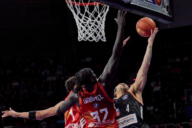 Deutsche Basketball Bundesliga (BBL), FC Bayern München Basketball vs RATIOPHARM ULM, München FC Bayern Basketball, ulm ratiopharm, 2026-02-01 in München (SAP Garden) LEDLUM Christopher (RATIOPHARM ULM Power Forward (PF) Nr4-ULM4), GABRIEL Wenyen (FC Bayern Basketball Center (C) Nr32-FCBB32), DA SILVA Oscar (FC Bayern Basketball Power Forward (PF) Nr1-FCBB1) sportworld München SAP Garden Bayern Deutschland