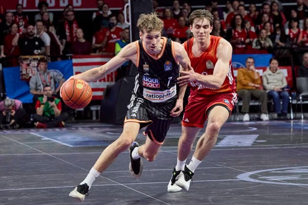 Deutsche Basketball Bundesliga (BBL), FC Bayern München Basketball vs RATIOPHARM ULM, München FC Bayern Basketball, ulm ratiopharm, 2026-02-01 in München (SAP Garden) JENSEN Tobias (RATIOPHARM ULM Shooting Guard (SG) Nr7-ULM7), JESSUP Justinian (FC Bayern Basketball Shooting Guard (SG) Nr10-FCBB10) sportworld München SAP Garden Bayern Deutschland