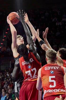 Deutsche Basketball Bundesliga (BBL), FC Bayern München Basketball vs RATIOPHARM ULM, München FC Bayern Basketball, ulm ratiopharm, 2026-02-01 in München (SAP Garden) JENSEN Tobias (RATIOPHARM ULM Shooting Guard (SG) Nr7-ULM7), GABRIEL Wenyen (FC Bayern Basketball Center (C) Nr32-FCBB32), GIFFEY Niels (FC Bayern Basketball Small Forward (SF) Nr5-FCBB5) sportworld München SAP Garden Bayern Deutschland