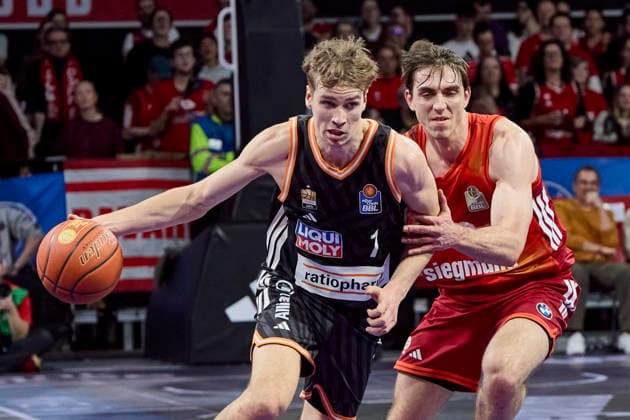 Deutsche Basketball Bundesliga (BBL), FC Bayern München Basketball vs RATIOPHARM ULM, München FC Bayern Basketball, ulm ratiopharm, 2026-02-01 in München (SAP Garden) JENSEN Tobias (RATIOPHARM ULM Shooting Guard (SG) Nr7-ULM7), JESSUP Justinian (FC Bayern Basketball Shooting Guard (SG) Nr10-FCBB10) sportworld München SAP Garden Bayern Deutschland