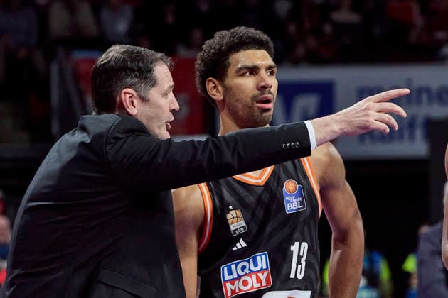 Deutsche Basketball Bundesliga (BBL), FC Bayern München Basketball vs RATIOPHARM ULM, München FC Bayern Basketball, ulm ratiopharm, 2026-02-01 in München (SAP Garden) HARRELSON Ty (RATIOPHARM ULM Headcoach ULMHC), SMITH Mark (RATIOPHARM ULM Shooting Guard (SG) Nr13-ULM13) sportworld München SAP Garden Bayern Deutschland
