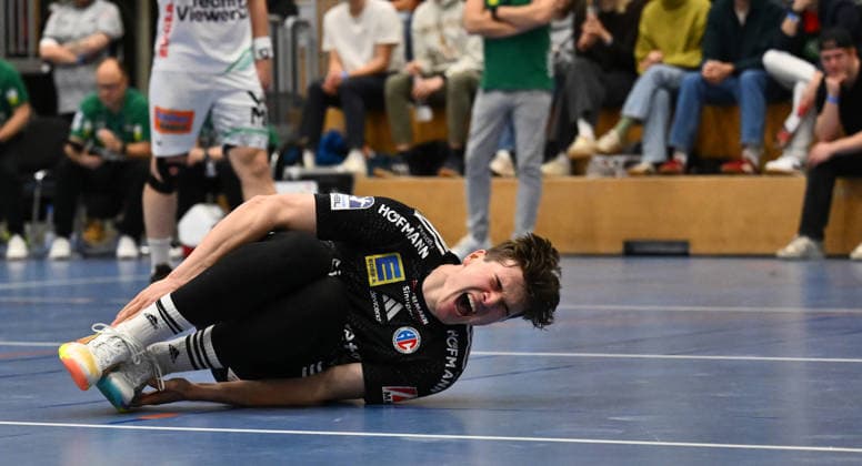 01.02.2026 - Handball - Saison 2025 2026 - Testspiel - Freundschaftsspiel : HC Erlangen HCE - Frisch Auf Göppingen - - xwoxzix - Yannik Bialowas (7, HC Erlangen HCE ) nach Foul mit Schmerzen - angeschlagen am Boden
