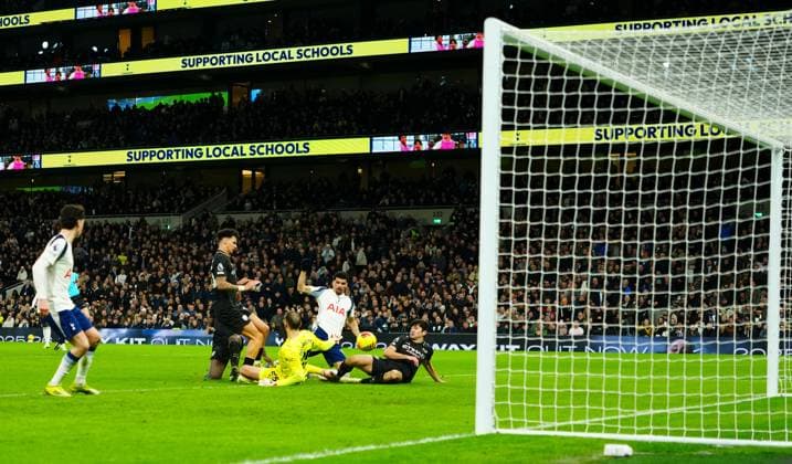 Dominic Solanke of Tottenham Hotspur scores a goal to make it 1-2 Tottenham Hotspur v Manchester City, Premier League, Football, Tottenham Hotspur Stadium, London, UK - 01 Feb 2026London Tottenham Hotspur Stadium United Kingdom EDITORIAL USE ONLY No use with unauthorised audio, video, data, fixture lists, club league logos or live services. Online in-match use limited to 120 images, no video emulation. No use in betting, games or single club league player publications. Copyright: xJavierxGarcia Shutterstockx 16496864y
