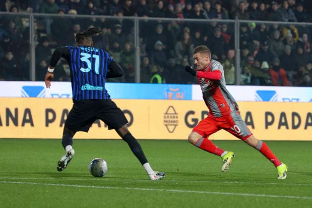 February 1, 2026, Cremona: US Cremonese s Jamie Vardy battle for the ball with Inter FC s Yann Aurel Bisseck cr1during the italian soccer,Serie A match between US Cremonese vs Internazionale FC on February 01, 2026 at the Giovanni Zini stadium in Cremona, Italy. ANSA Serie A: Cremonese-Inter  - ZUMAa110 20260201_zaf_a110_035 Copyright: xDavidexCasentinix