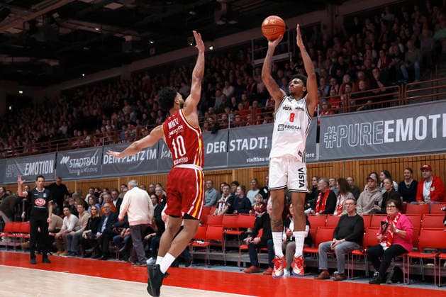 v. l. n. r.: Davion Mintz (Fitness First Wuerzburg Baskets, 10) and Demarcus Marquette Demonia (Bamberg Baskets, 8), 01.02.2026, Basketball, BBL, Fitness First Wuerzburg Baskets vs. BMA365 Bamberg Baskets, GER, Wuerzburg, Tectake Arena. Copyright: HMBxMedia xHeikoxBecker